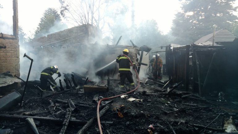 Un descomunal incendio destruyó cinco casas en Junín de los Andes y dejó a las familias con lo puesto