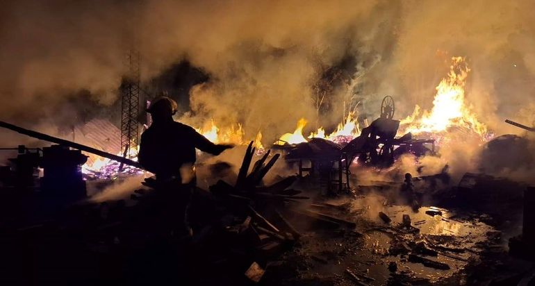 El fuego destruyó por completo el incendio desatado en el aserradero de Villa Regina. 