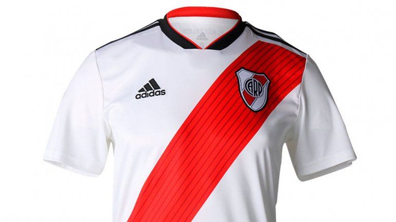 River coquetea con licores chinos para esponsorear su camiseta