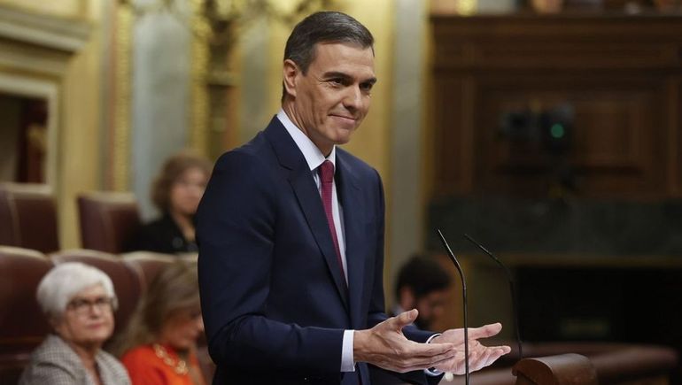 Rodeado de polémica, Pedro Sánchez fue reelecto en España