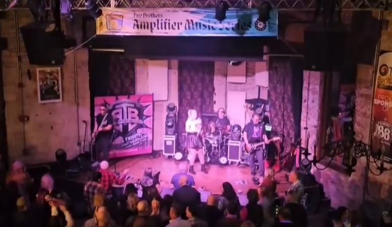 En el local gastronómico había más de un centenar de espectadores de la banda Beyond the Blonde. En el local gastronómico había más de un centenar de espectadores de la banda Beyond the Blonde.