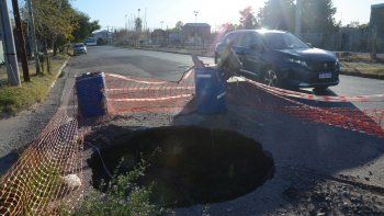 el peligroso crater neuquino donde cabe una persona o puede caer un auto el peligroso crater neuquino donde cabe una persona o puede caer un auto