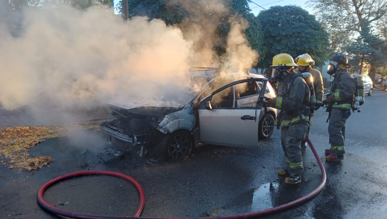 Salieron del taller mecánico, hubo una explosión y el auto ardió en llamas