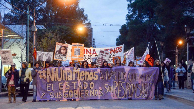 {altText(#NiUnaMenos en Neuquén.,Neuquén marcha en el nuevo #NiUnaMenos)}