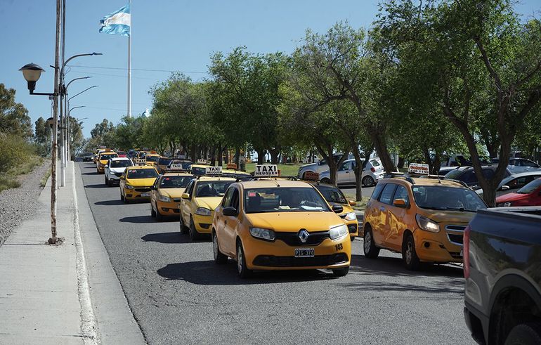 Taxistas se manifestaron contra Uber en la Plaza de las Banderas
