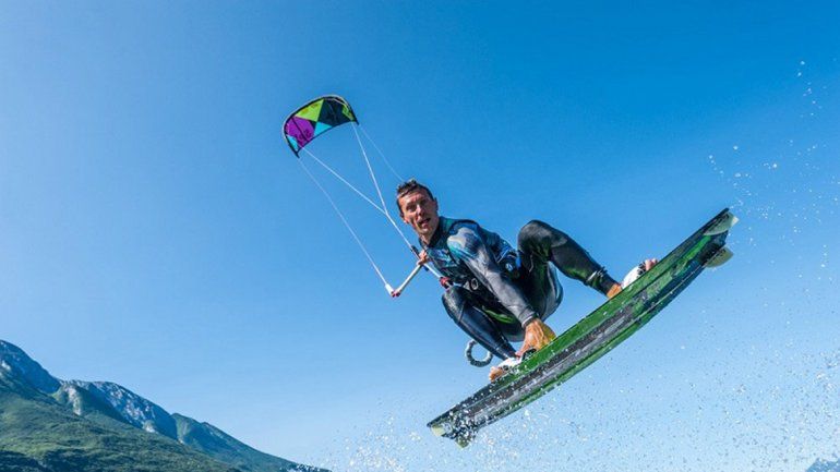 El kitesurf es una práctica cada vez más popular en todo el mundo.