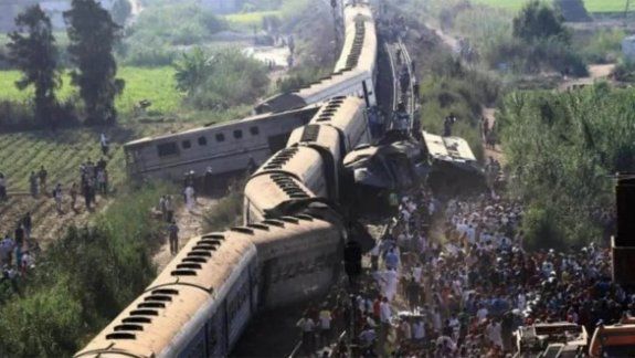 Egipto: dos trenes chocaron y murieron al menos 32 personas