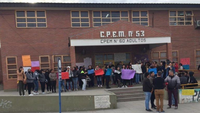 Realizan un abrazo simbólico al CPEM 53 por los casos de violencia