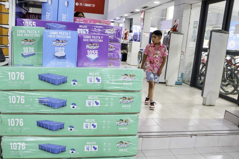 Uno de los comercios cipoleños que se llena de padres e hijos preguntando por las piles de lona. Foto Anahí Cárdena.