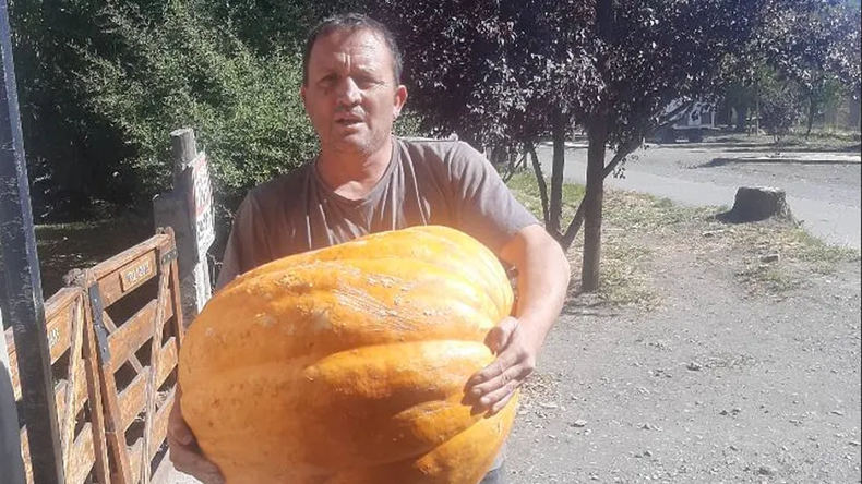 Marciano Fuentes con el enorme resultado de su trabajo en la huerta. Foto: gentileza.