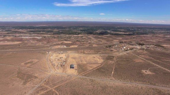 Desde el aire se pueden ver algunos galpones (Tipsa y Crexell), pero en los alrededores hay terrenos donde nunca se invirtió. Algunos especulan con el precio de la tierra, aún sin servicios.
