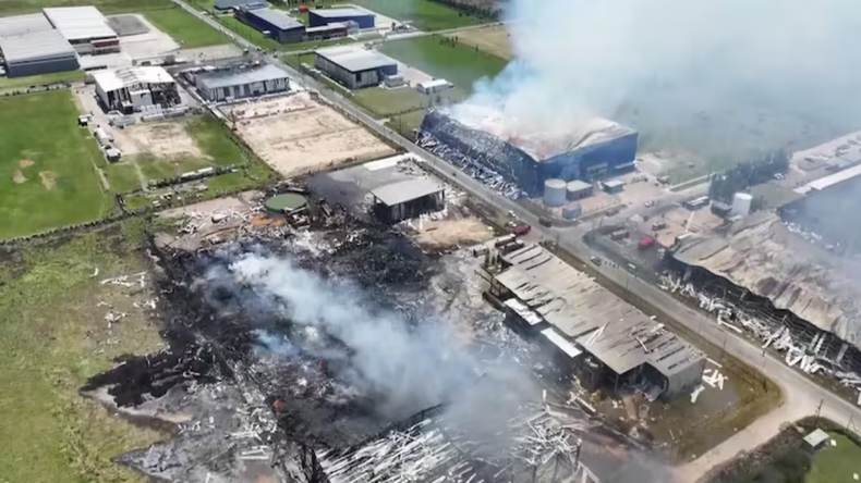Este lunes comenzaron las pericias para determinar las causas del incendio. | LM Neuquen Este lunes comenzaron las pericias para determinar las causas del incendio.