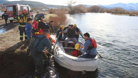 Hallaron al  joven que se tiró a las aguas del río Chimehuin
