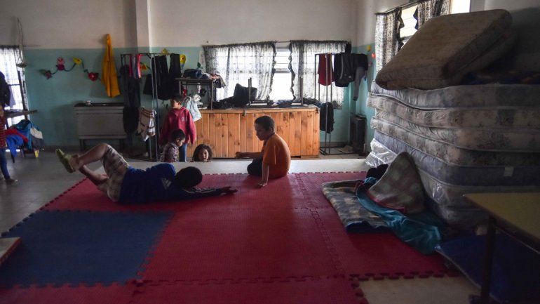 Muchos vecinos afectados por el temporal de lluvias se acercaron a las escuelas y comisiones vecinales para retirar ropa