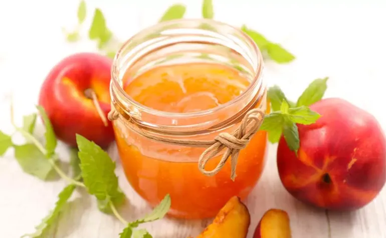 Una mermelada de durazno con fruta de estación es deliciosa. Ideal para hacer en casa. Una mermelada de durazno con fruta de estación es deliciosa. Ideal para hacer en casa.