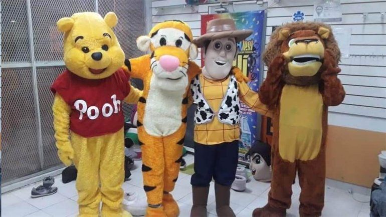 En crisis, pero solidario: el salón de eventos infantiles que junta golosinas por el Día del Niño