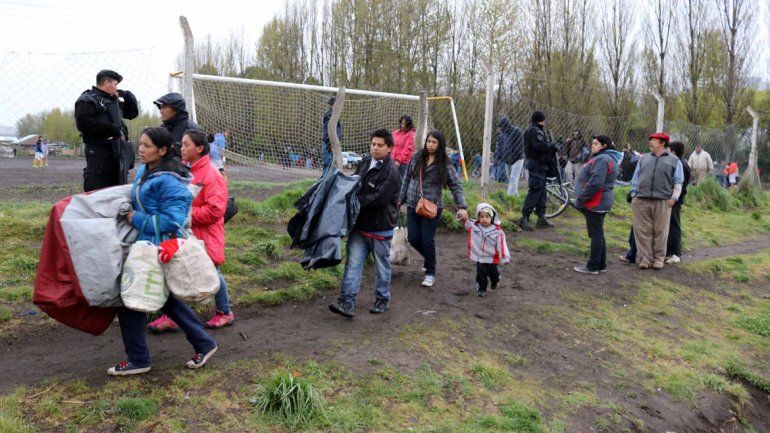 Las familias se retiran de la cancha de fútbol que habían ocupado desde la madrugada de ayer.&nbsp;
