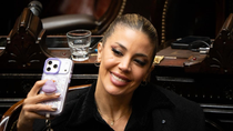 Virginia Gallardo se sacó selfies en el Congreso y llovieron las críticas. Virginia Gallardo se sacó selfies en el Congreso y llovieron las críticas.