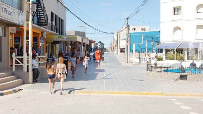 En la peatonal y en la playa