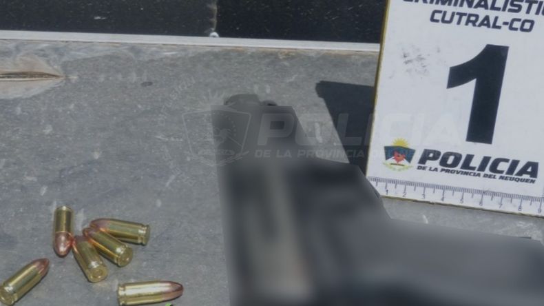 Violencia en Cutral Co: una mujer fue acorralada y entregó a la Policía un arma cargada | LM Neuquen Violencia en Cutral Co: una mujer fue acorralada y entregó a la Policía un arma cargada