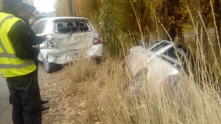 Un choque en un camino rural de Plottier, terminó con una camioneta en el canal
