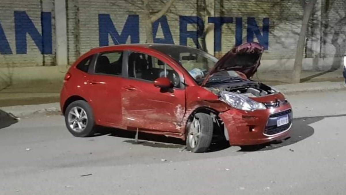 El Citroën C3 había sido robado en el centro de Cipolletti. Luego los ladrones lo chocaron contra dos autos frente al club San Martín.&nbsp;