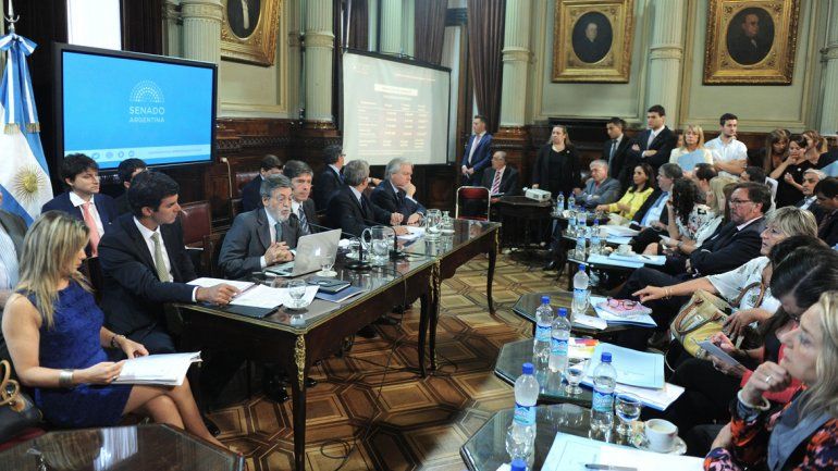 El plazo es hasta hoy a las 11. El Gobierno debe contestar si se reúne o no.