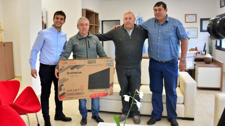 Por ser buenos contribuyentes, les regalan televisores