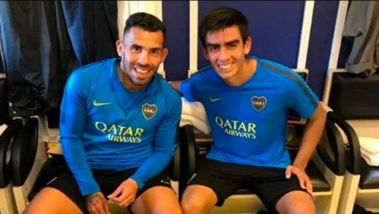 Sebastián Melgar, junto a la estrella de la Liga Argentina, Carlos Tevez.