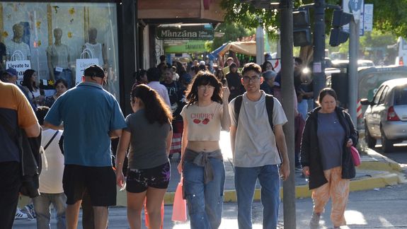 La confianza de los consumidores está igual que en 2024, luego de un pico en enero.