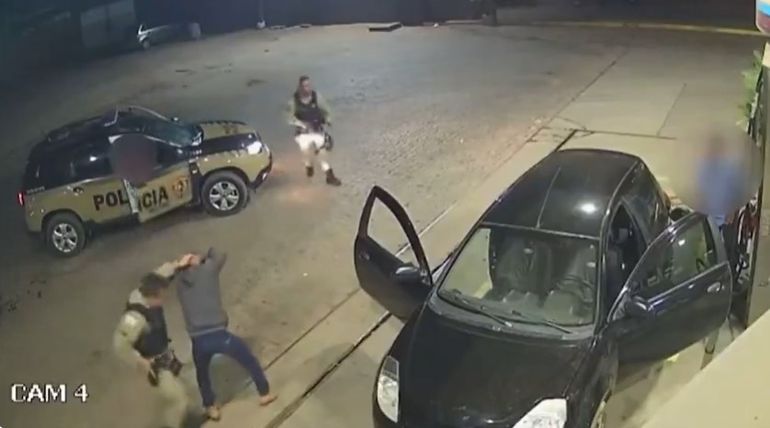 Una mujer saltó de un auto hacia un patrullero para escapar de su expareja que la tenía secuestrada en Brasil. Una mujer saltó de un auto hacia un patrullero para escapar de su expareja que la tenía secuestrada en Brasil.