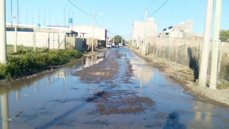 Quiso conectarse a la red de agua y desató una inundación en el barrio