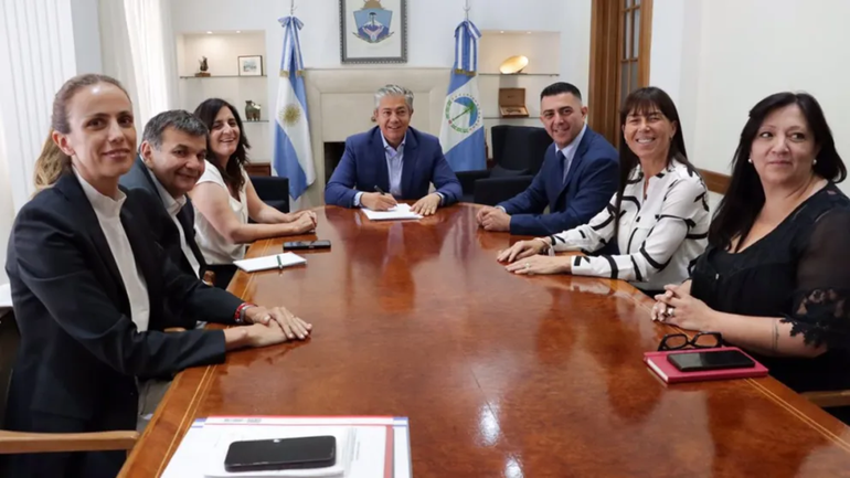 El gobernador Rolando Figueroa y su equipo en la firma de la primera obra delegada a un municipio / Foto Prensa Gobierno