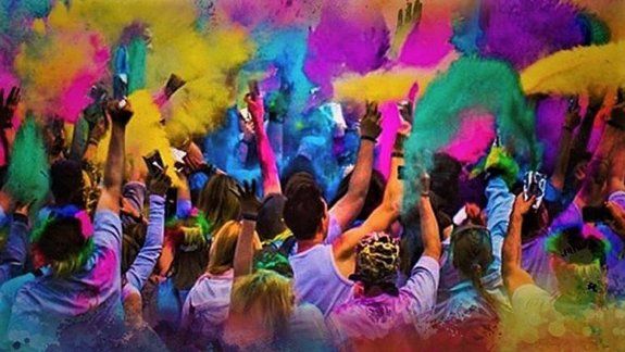 La fiesta de los polvos de colores llega a la playa de Las Grutas