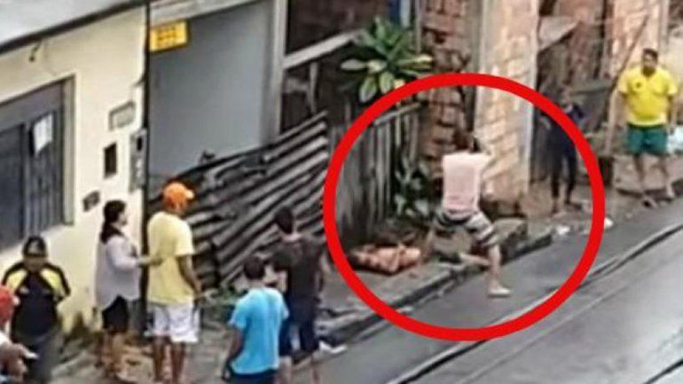 El joven salió a la calle