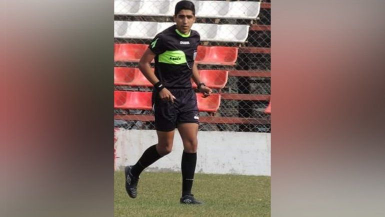 Le sacó una amarilla y enloqueció: piñas, patadas al juez y suspensión en Plottier