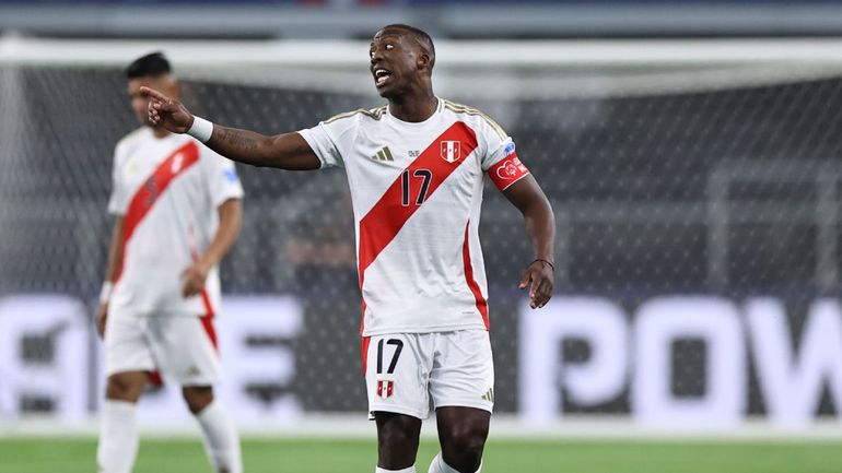 Luis Advíncula salió lesionado en Perú.