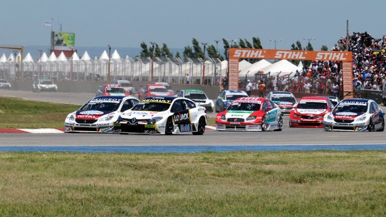 Urcera mantuvo un mano a mano con Rossi durante toda la carrera. El cuatro veces campeón lo acechó.