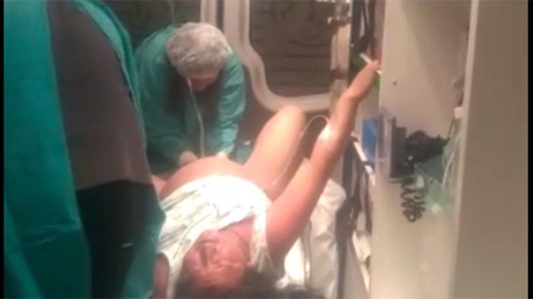 Milagro en la ruta: una mujer dio a luz en una ambulancia mientras era trasladada a Zapala