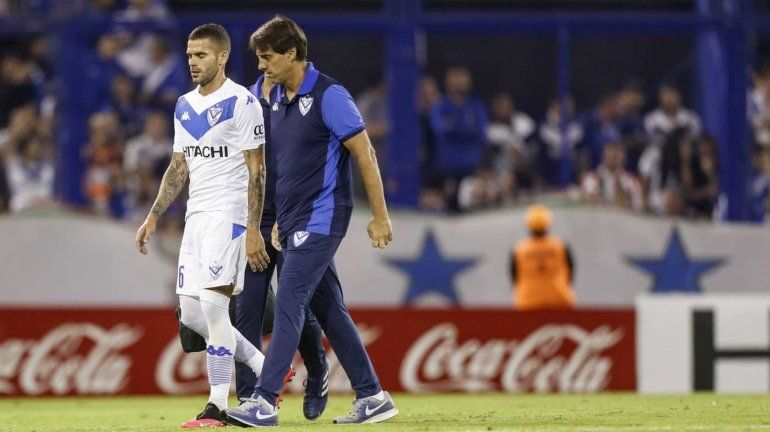 Gago al retirarse del campo tras lesionarse una vez más.