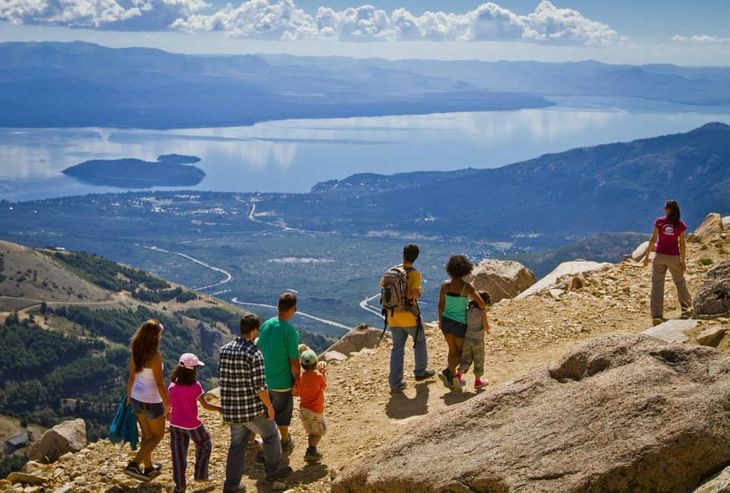Trekking en Bariloche, una postal clásica de vacaciones de verano en la Cordillera. Foto: Cerro Catedral - Catedral Alta Patagonia Trekking en Bariloche, una postal clásica de vacaciones de verano en la Cordillera. Foto: Cerro Catedral - Catedral Alta Patagonia