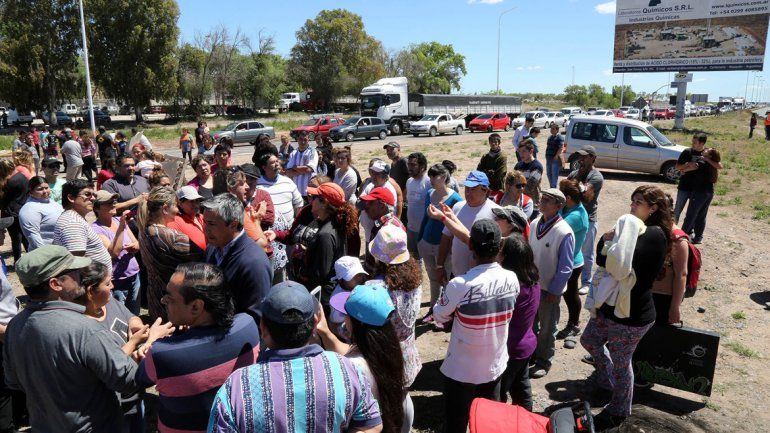 Los vecinos enfurecidos cortaron la Ruta 7. Piden obras y apuntan contra las empresas del parque industrial.