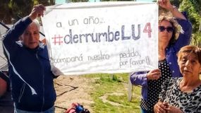 Vecinos evacuados del edificio del barrio LU4, en Comodoro Rivadavia, Chubut.