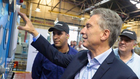 Mauricio Macri, ayer, en una fábrica de neumáticos.