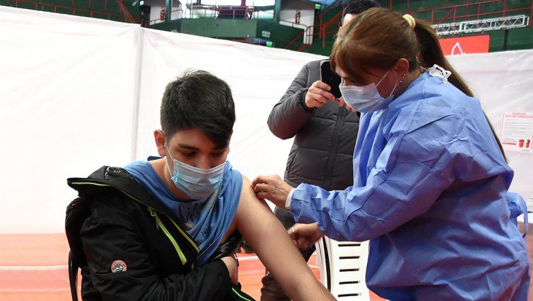 En dos meses podría llegar la vacunación a menores sin patologías previas