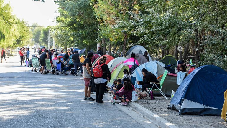 Ocupantes desalojaron la chacra de Valentina Sur y se instalaron en la vereda