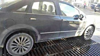 se bajo a comprar en una despensa y le llevaron el auto