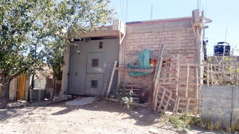 Los proyectiles agujerearon el portón de la manzana 31