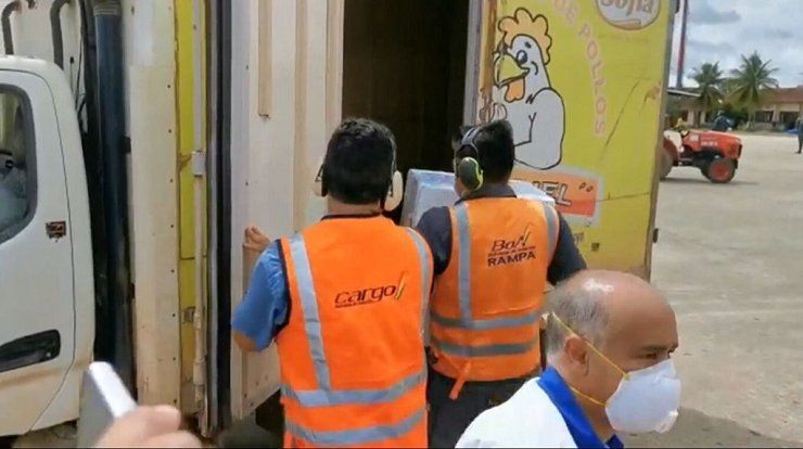 ¡En un camión de pollo! trasladaron las dosis de Sputnik V en Bolivia