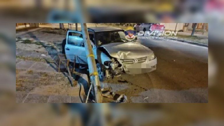 Manejaba borracho y se estampó contra un poste de luz